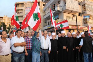 رئيس بلدية مدينة الشويفات ملحم السوقي ورئيس بلدية ديرقوبل نزار رسامني يرفعان العلم اللبناني